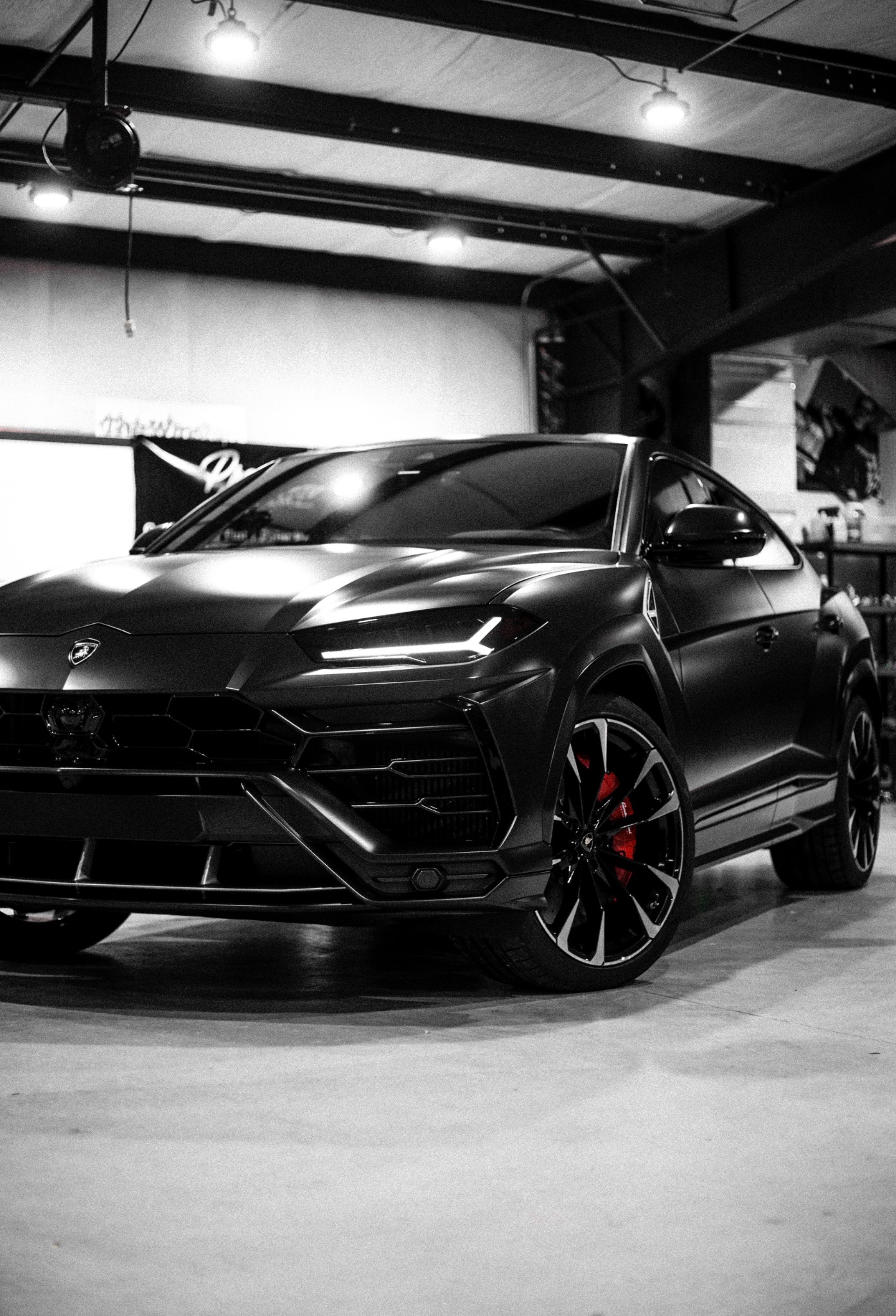 Low front three-quarter view of the Lamborghini Urus and its angular headlights